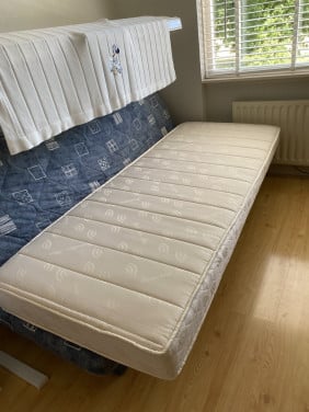 Gratis Goede matras, gebroken wit met polyester dekbedhoes