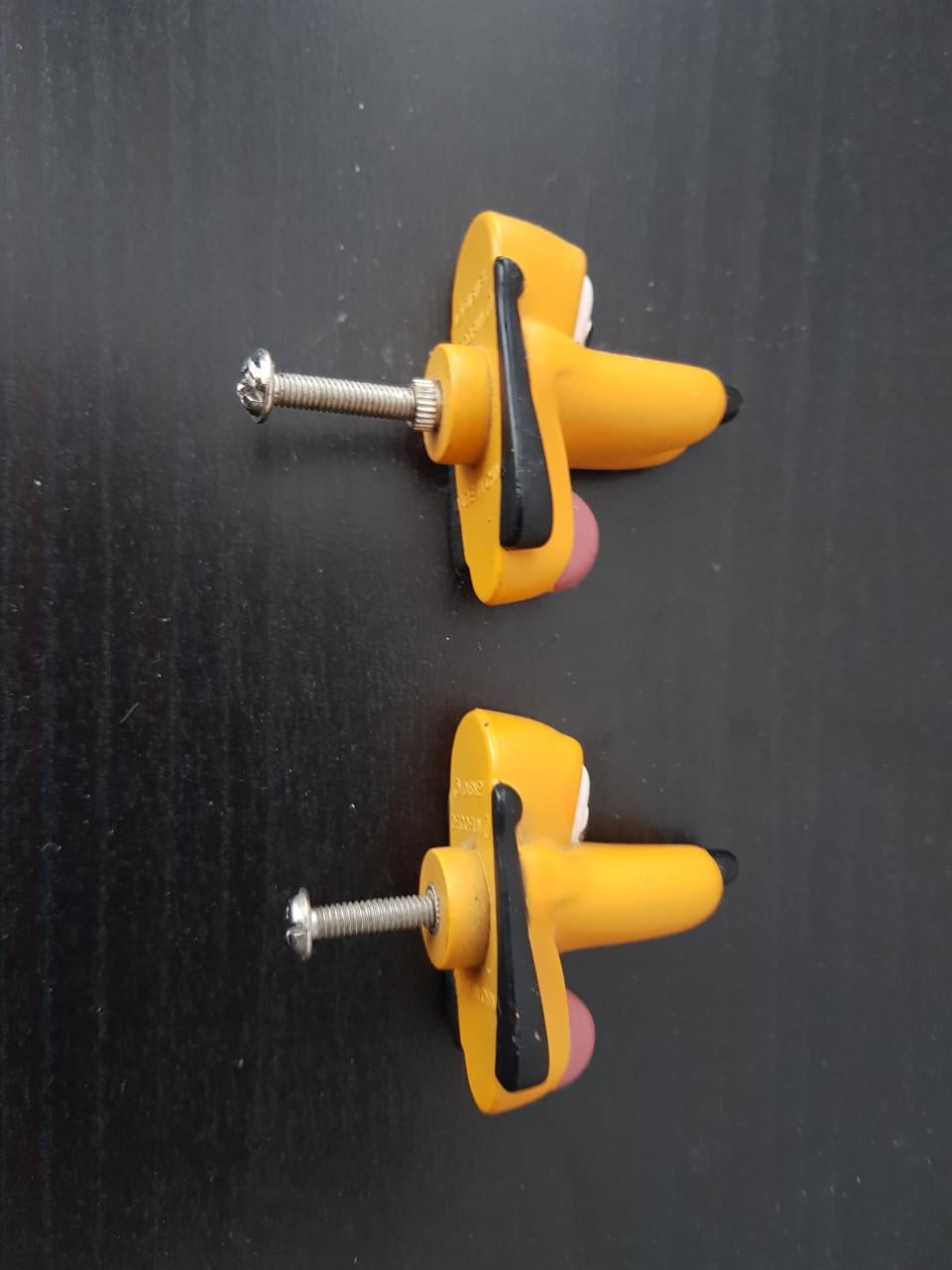 2 x Disney Pluto kapstokhaken of commode grepen