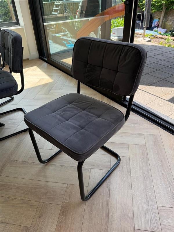 Eetkamer tafel en stoelen