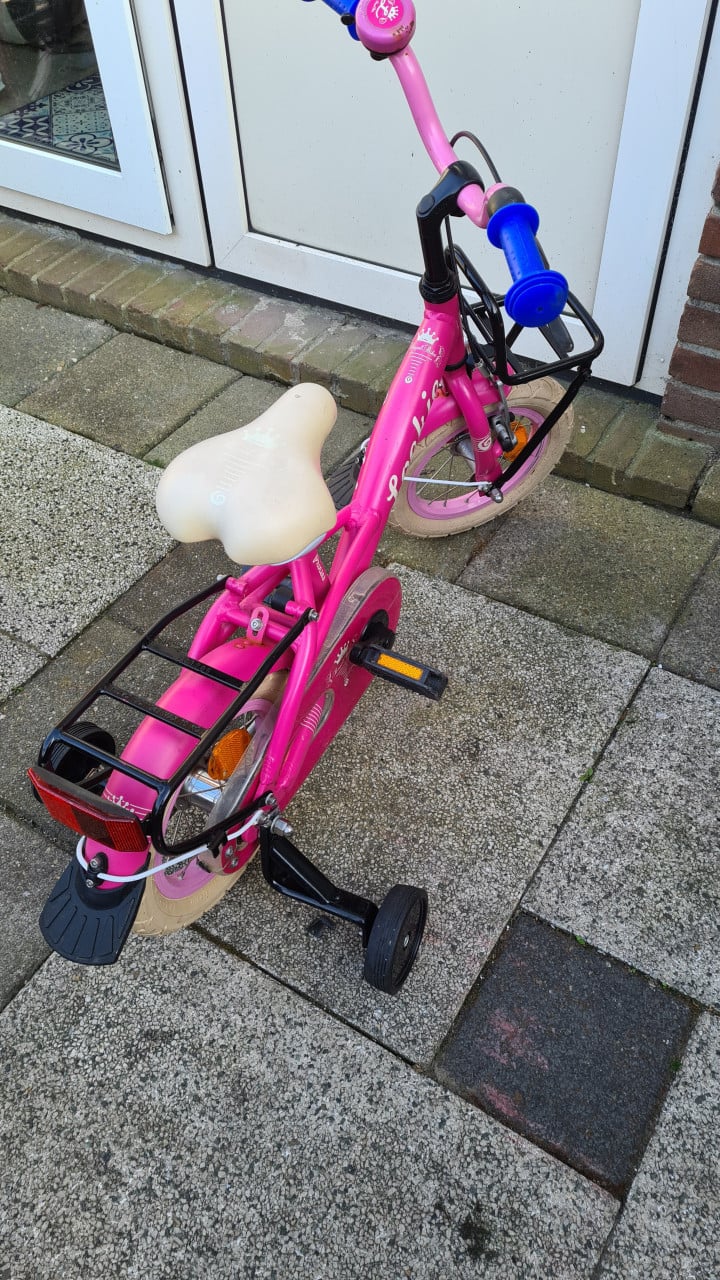Mooi meisjes fitsje Lokie met help wieletjes 12 inch