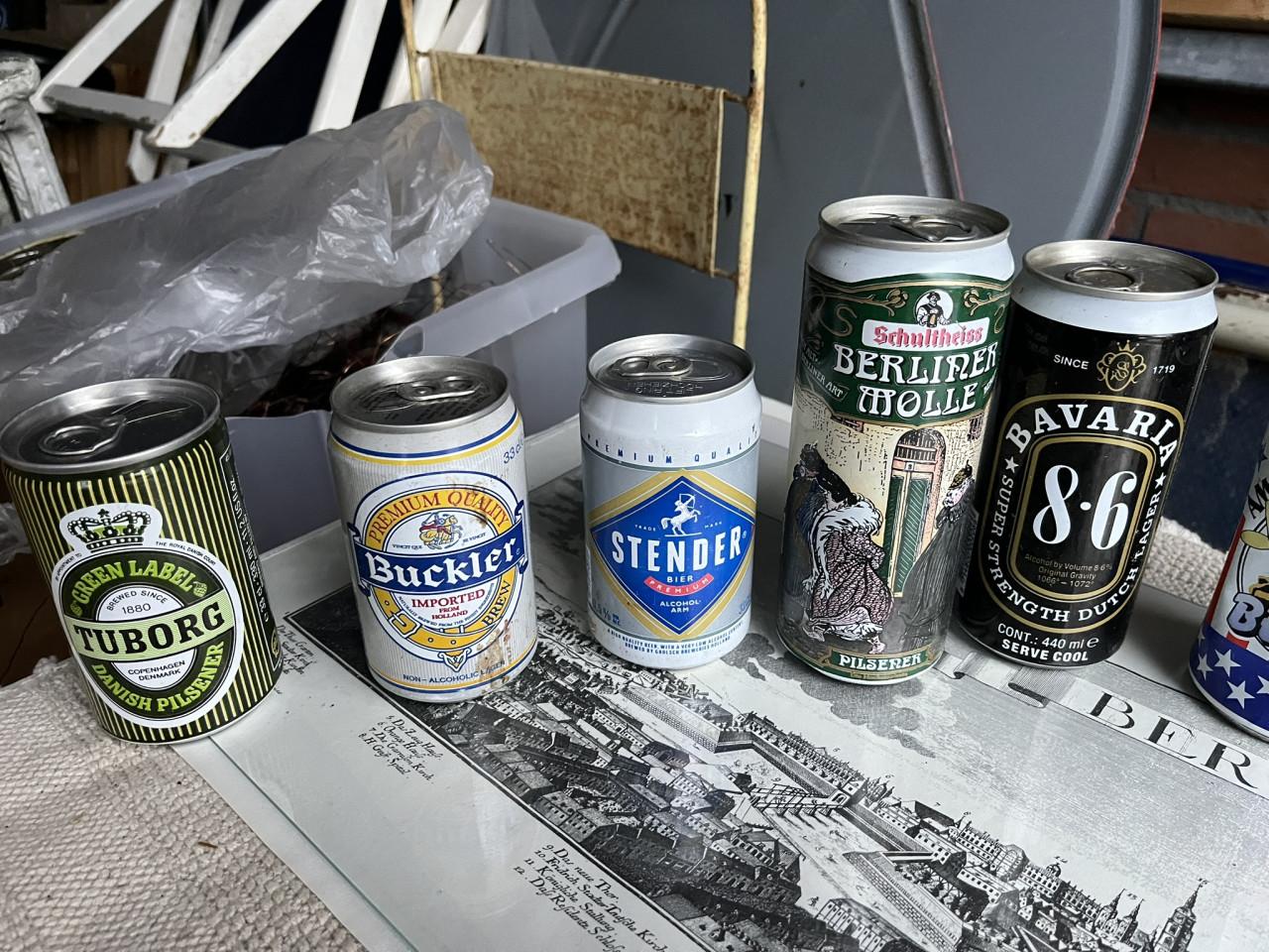 Volle bierflesjes en blikjes