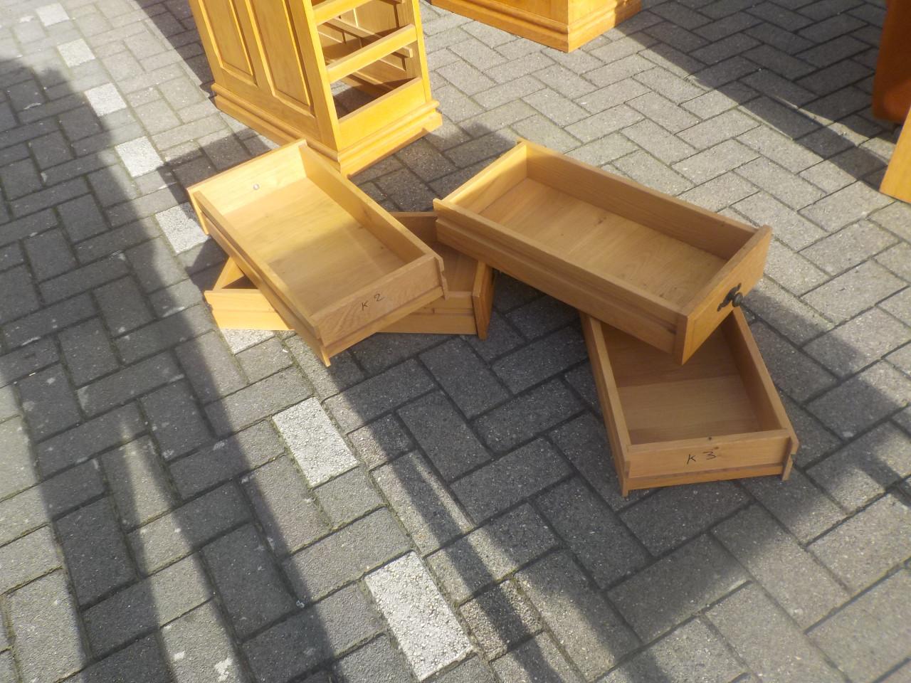 Geheel massief eiken secretaire in zeer goede staat met diepe laden