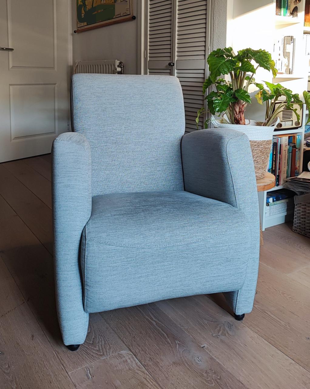 Twee fraaie zilvergrijze fauteuils