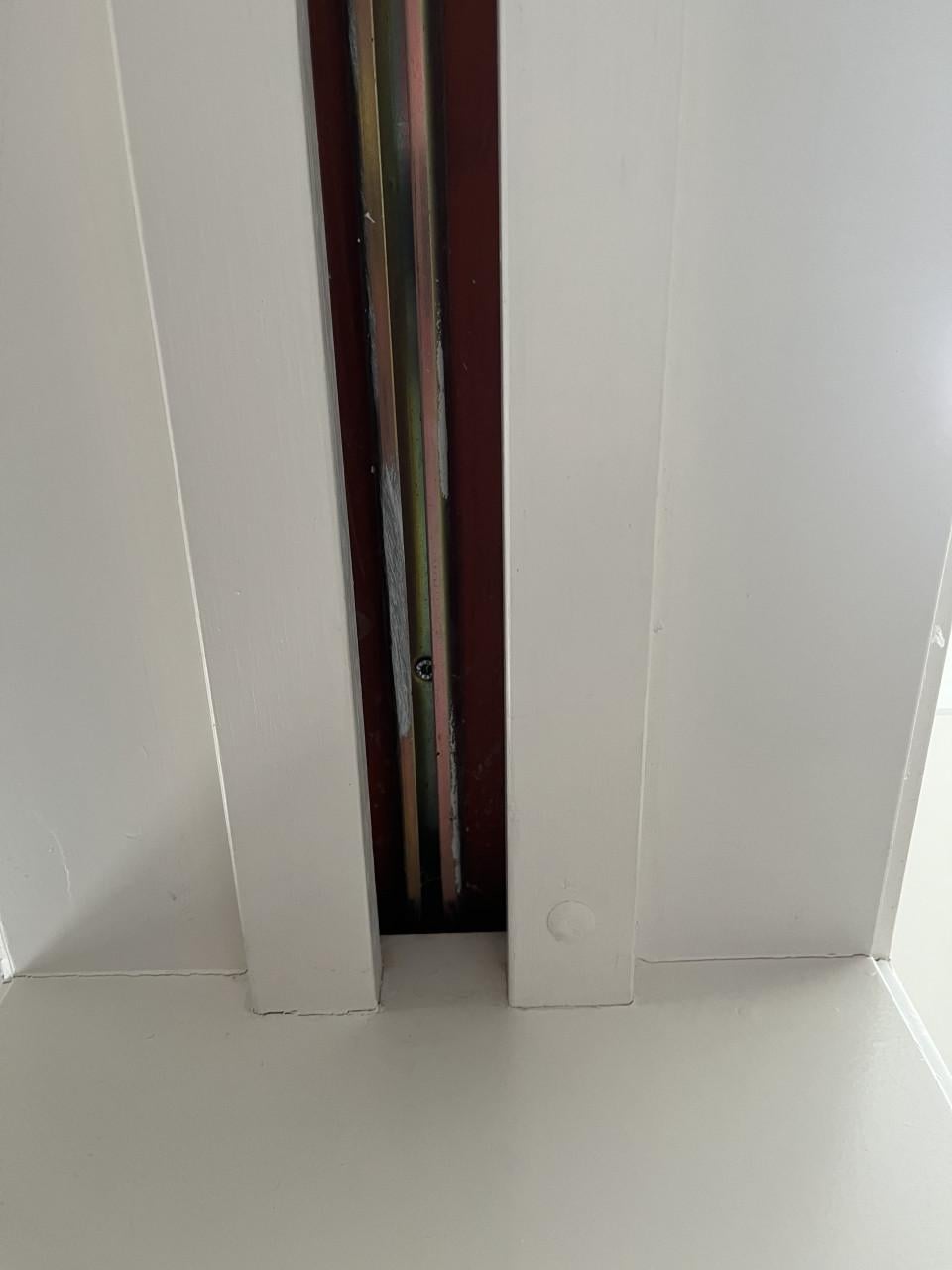 Witte schuifdeur met glaspanelen