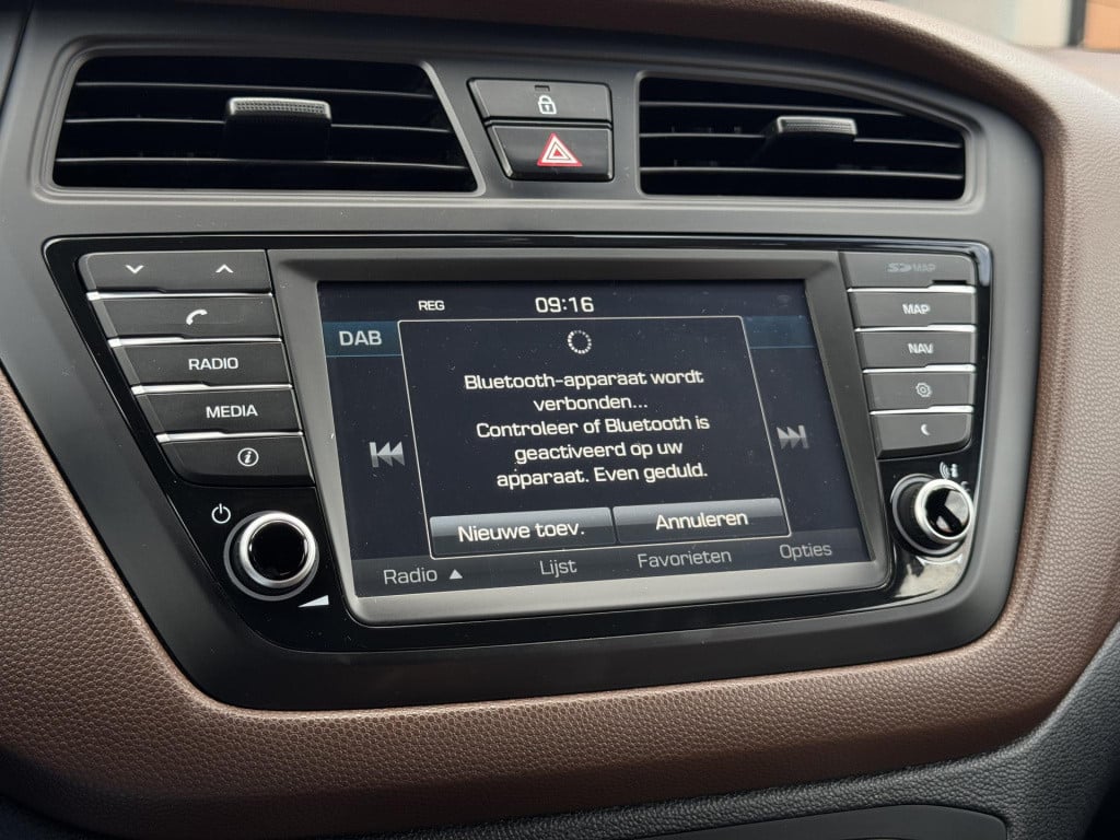 Hyundai I 20 1.2 hp i-motion comfort | trekhaak | navigatie | camera | park