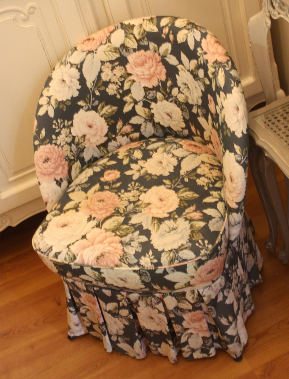 Kuip stoel vintage met drukke bloemen print fauteul of cocktail stoeltje