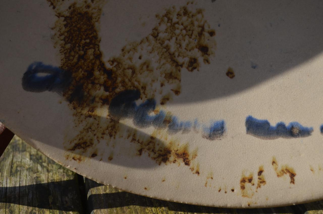 Fraaie grote aardewerk schotel, gesigneerd, gedateerd (1)