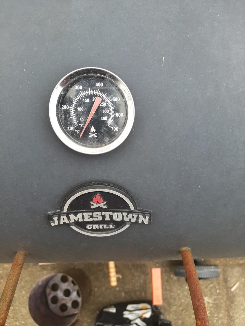 Goed werkende james town bbq, met rook gedeelte met diverse ass,