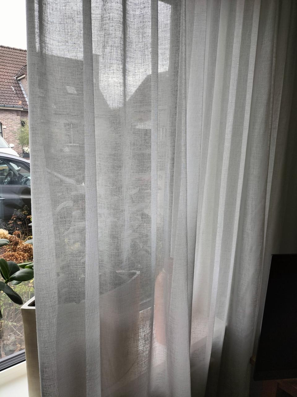 IN BETWEEN GORDIJNEN