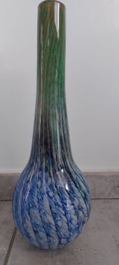 Glazen vaas met blauw en groen