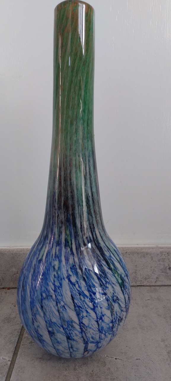 Glazen vaas met blauw en groen
