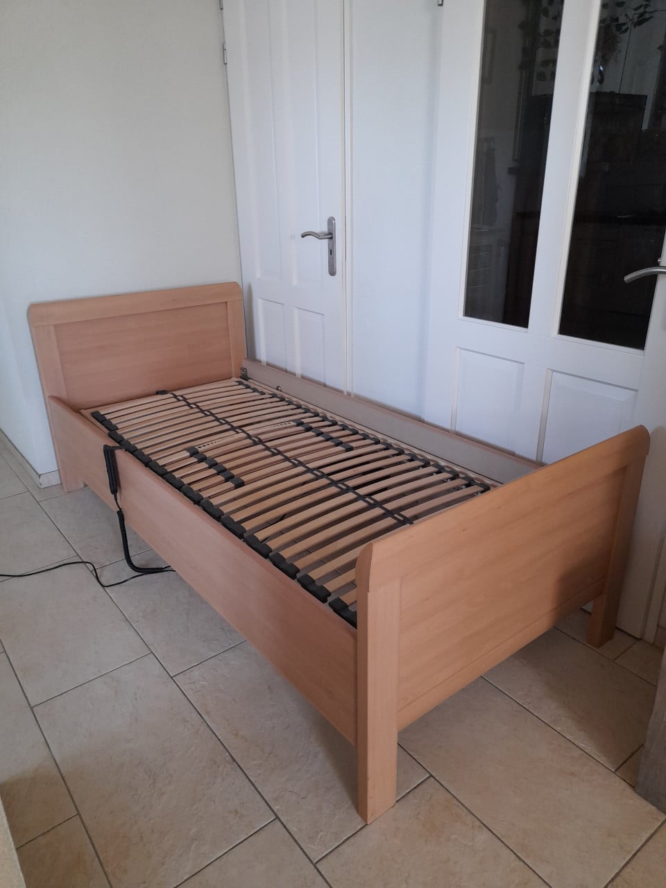 1 Persoons Senioren bed 90 x 200 met elektrisch verstelbare bodem (z.g.a.n.