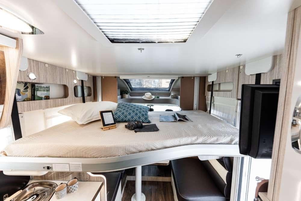 Elnagh T-Loft 582 - Face-to-face zithoek - Queensbed - Automaat - 2024