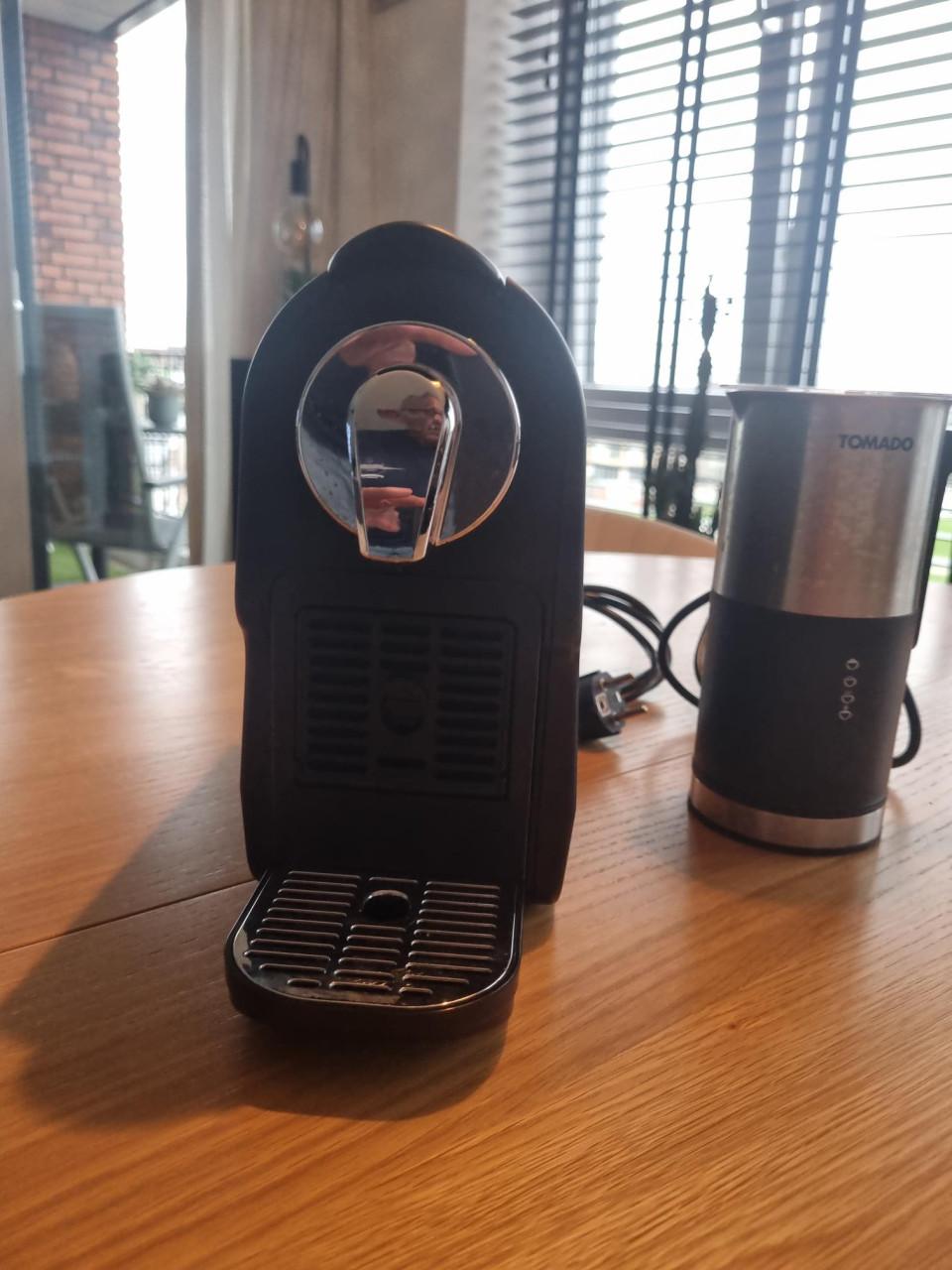 Nespresso koffiezetter + Melkopschuimer