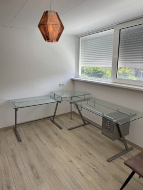Glazen bureau.