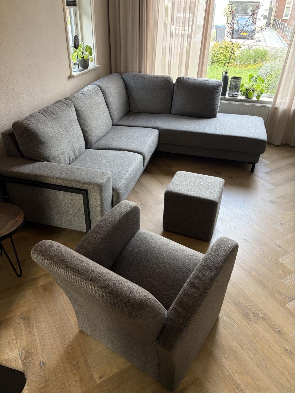 * Gereserveerd * Hoekbank fauteuil poef