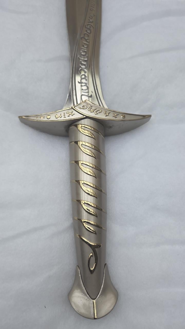 Lord of the Rings Sting Zwaard met Houten Plaque