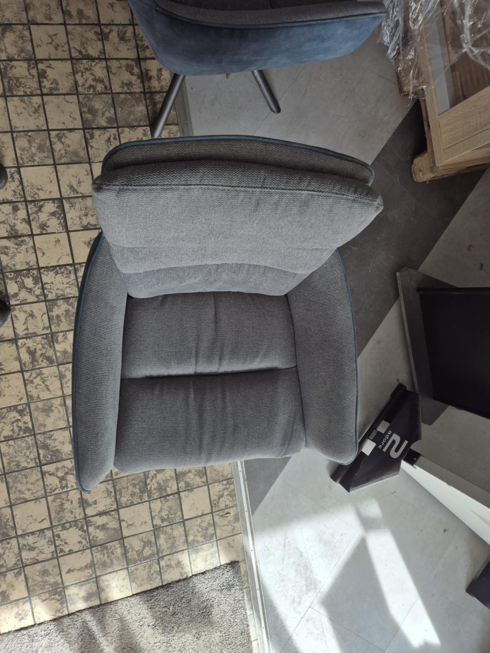 2 blauwe kuipstoeltjes