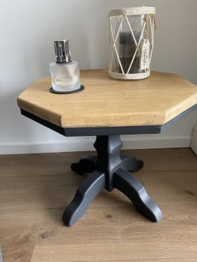 Bijzettafel eiken 8 hoekig 44cm hg 50 cm br met zwart onderstel