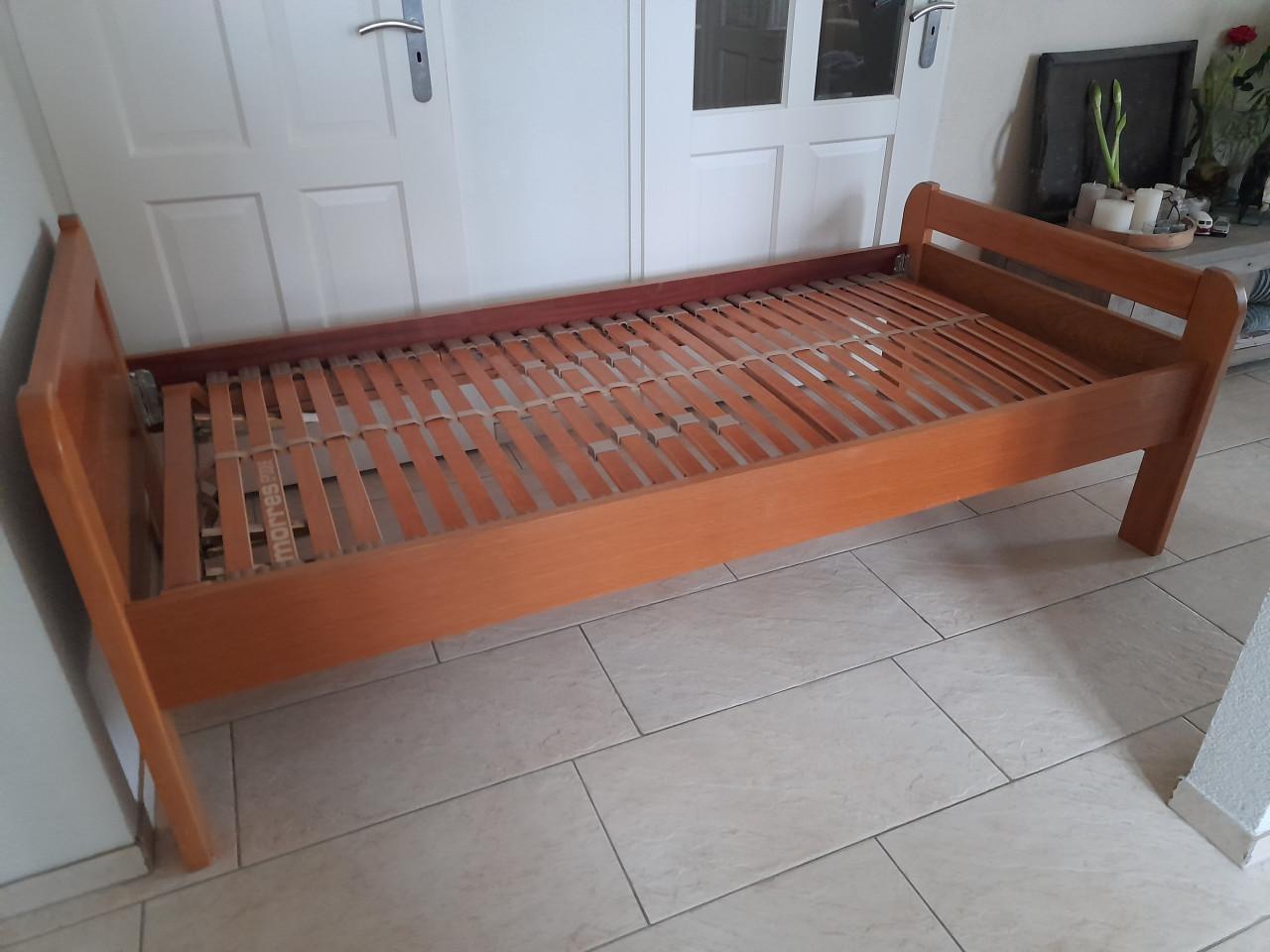 1 Persoons bed 90 x 200 met verstelbare lattenbodem (in goede staat)