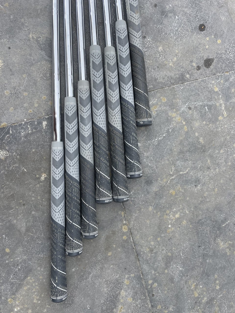 Mooie set golfclubs met golfwagen