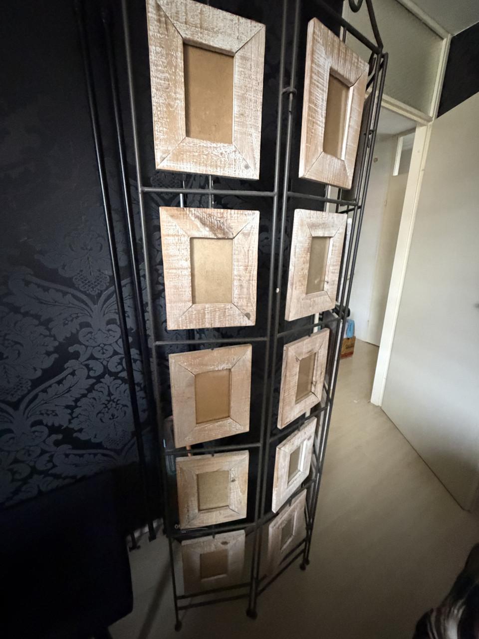 Staande fotolijst van gietijzer en hout