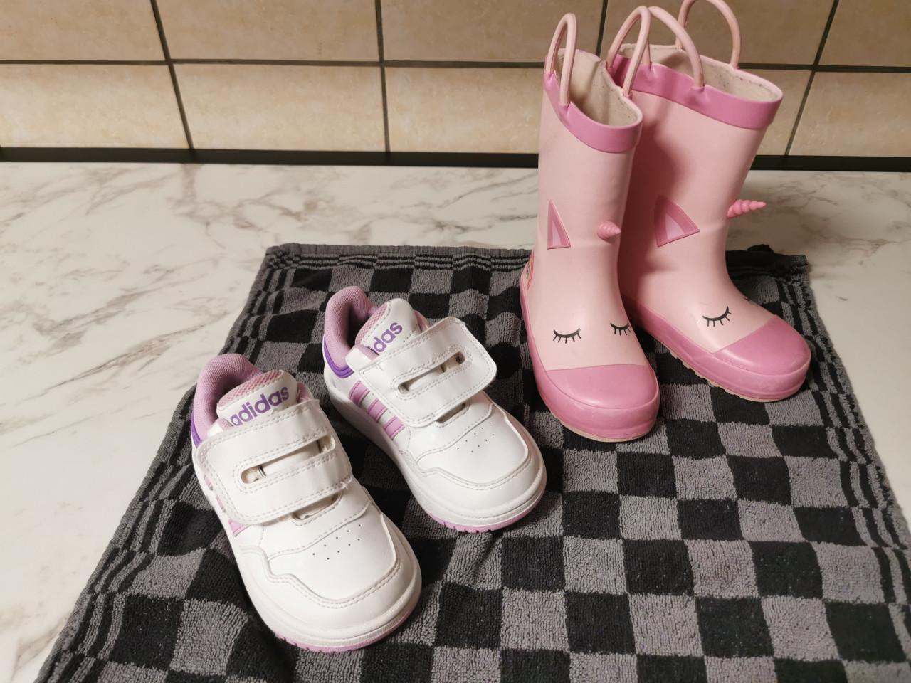 Unicorn laarsjes en adidas sneakers met klittenband mt 24