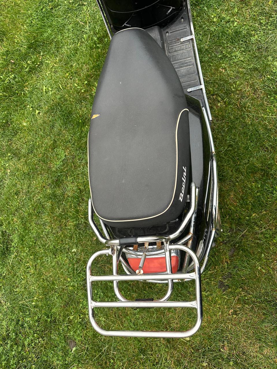 Zwarte scooter Berini Napoli 2- incl. valbeugels en windscherm