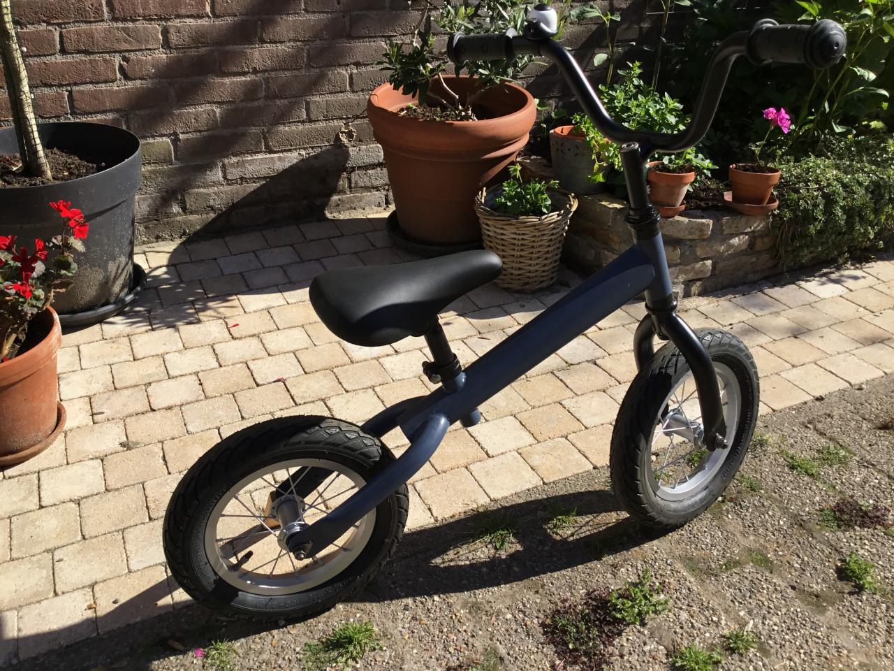 Loopfietsje Loekie 16 inch. Blauw/Zilver/Zwart. Geheel nw gemaakt.