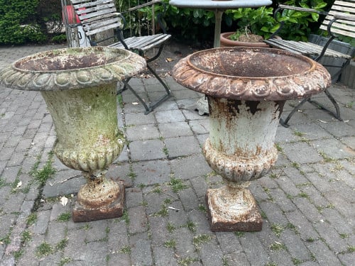 Grote gietijzeren tuinvazen