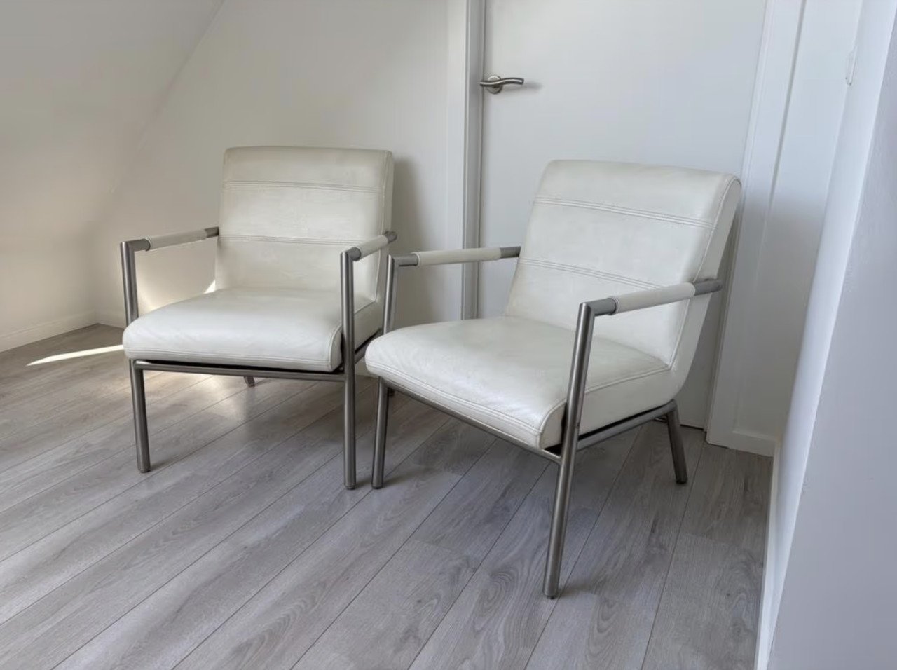 Fauteuil wit leer met RVS buizen frame