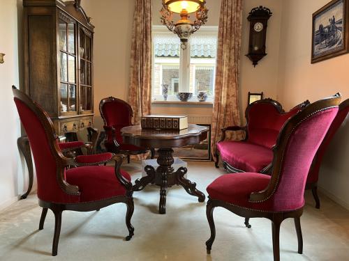 Antieke Rococo tafel, stoelen en zitbank in prima staat