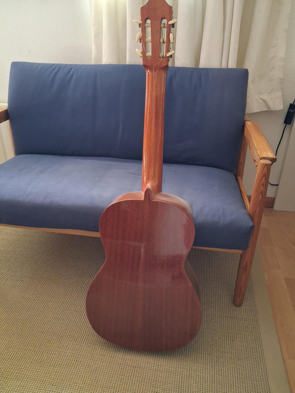 Klassieke gitaar met tas en lesboeken