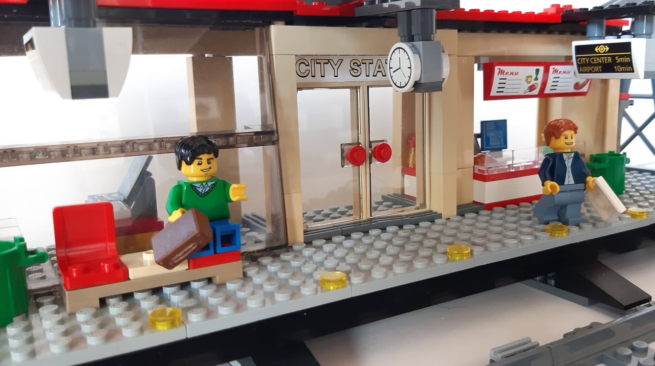 Lego City treinstation 60050: met taxi en 5 minifiguren