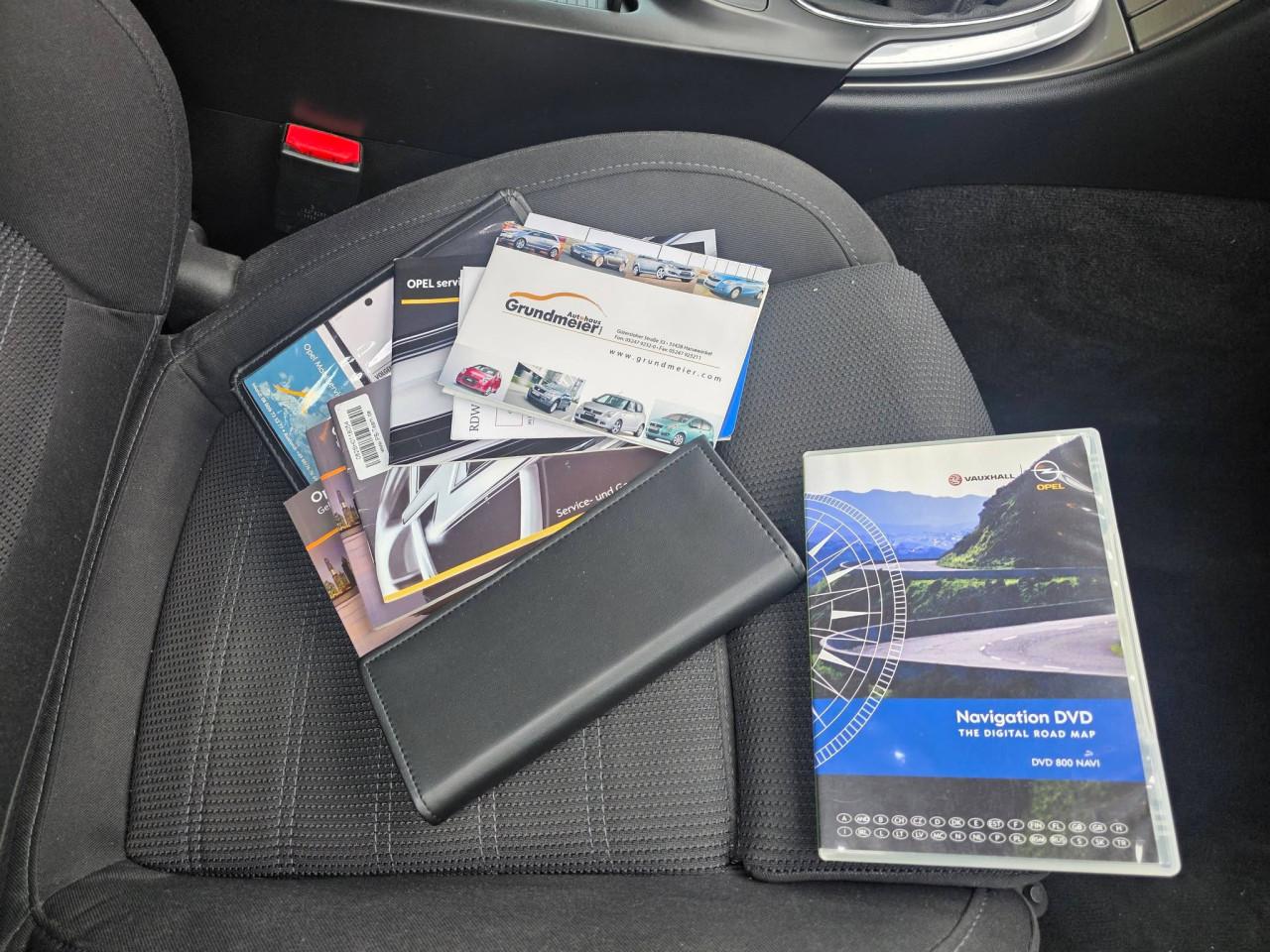 Tekoop zeer nette Opel Insignia 1.8i Cosmo  bj 2010