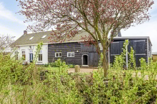 Tip! Woonboerderij met aangebouwde schuur op kavel van 1.060m2