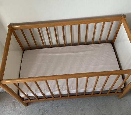 Beukenhouten kinderbedje met matras