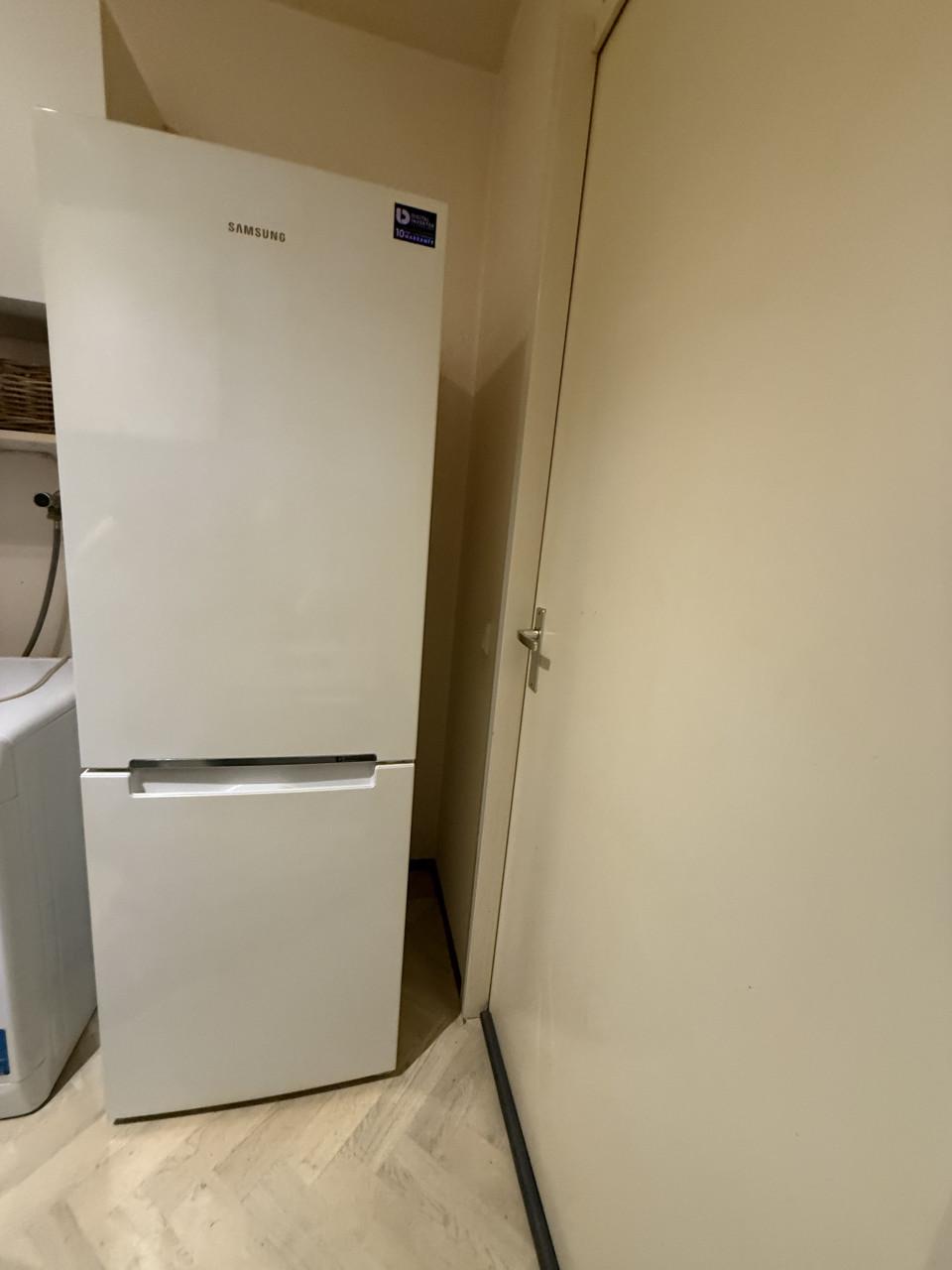 Koelkast, wasmachine en gaskeuken