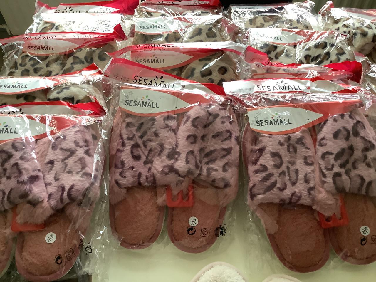 Partij mooie panter print sloffen. (Partij 51)