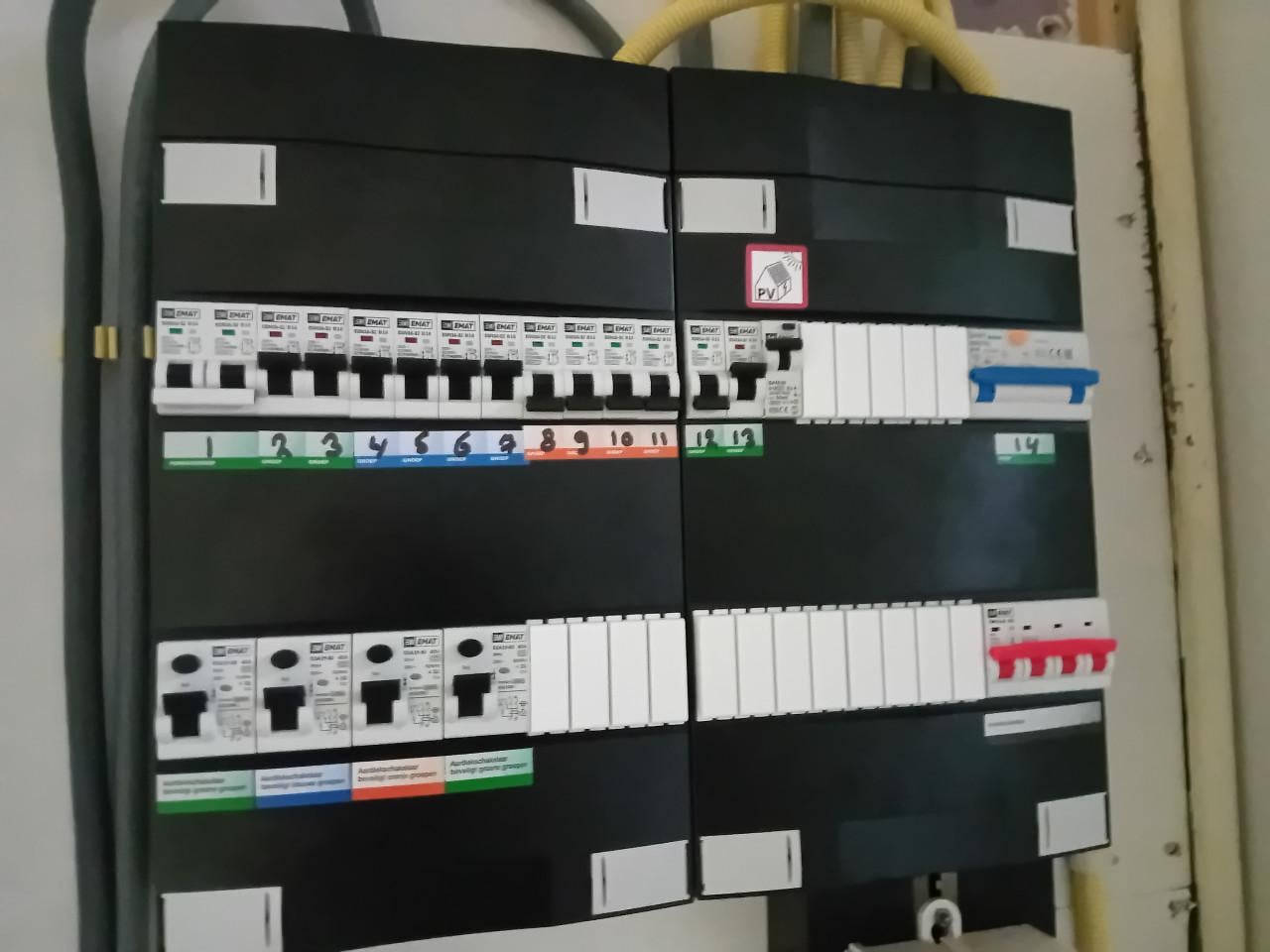 Elektromonteur bied zich aan .
