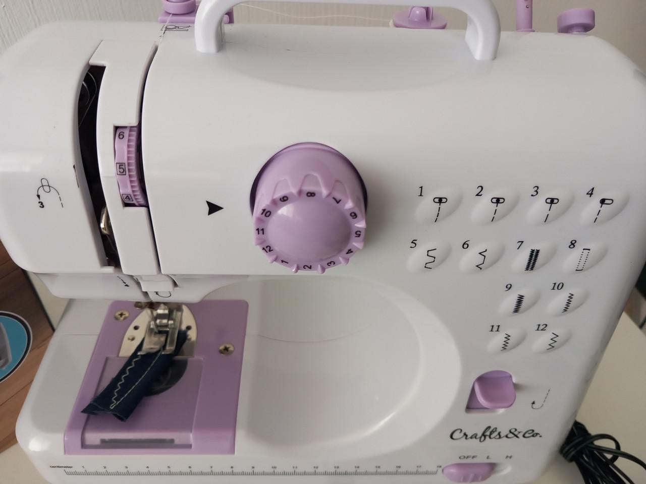 Kleine naaimachine +naaiset