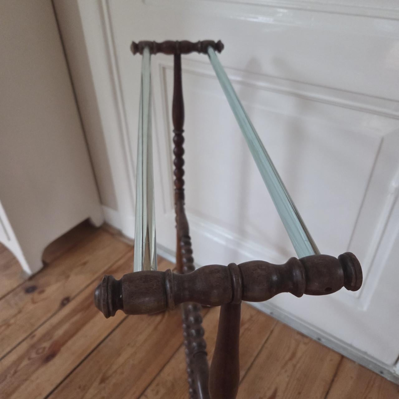Antiek houten handdoekrek met glazen roedes