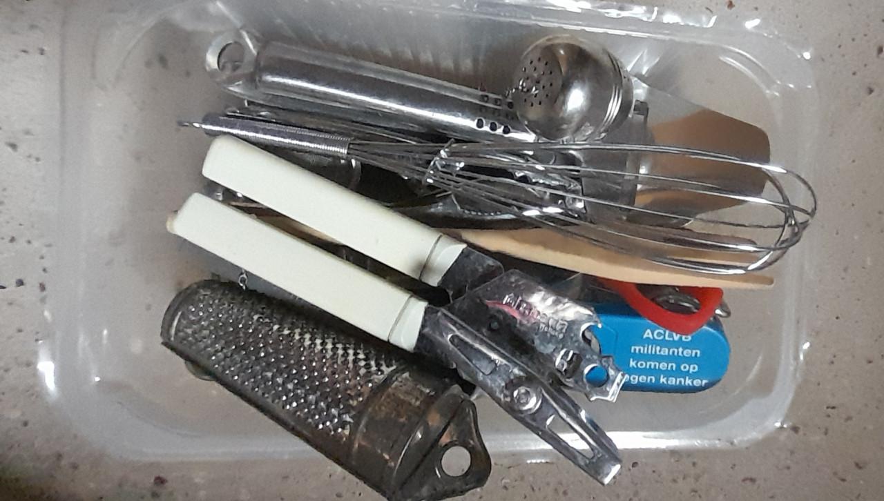 Bak met keuken  bestek + div keukengerei+bestekbakken v.a. €2,00
