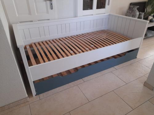 Stevig bed met onderschuif bed 90 x 200 (in goede staat)