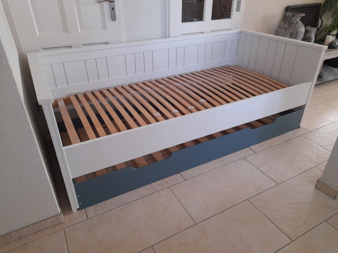 Stevig bed met onderschuif bed 90 x 200 (in goede staat)