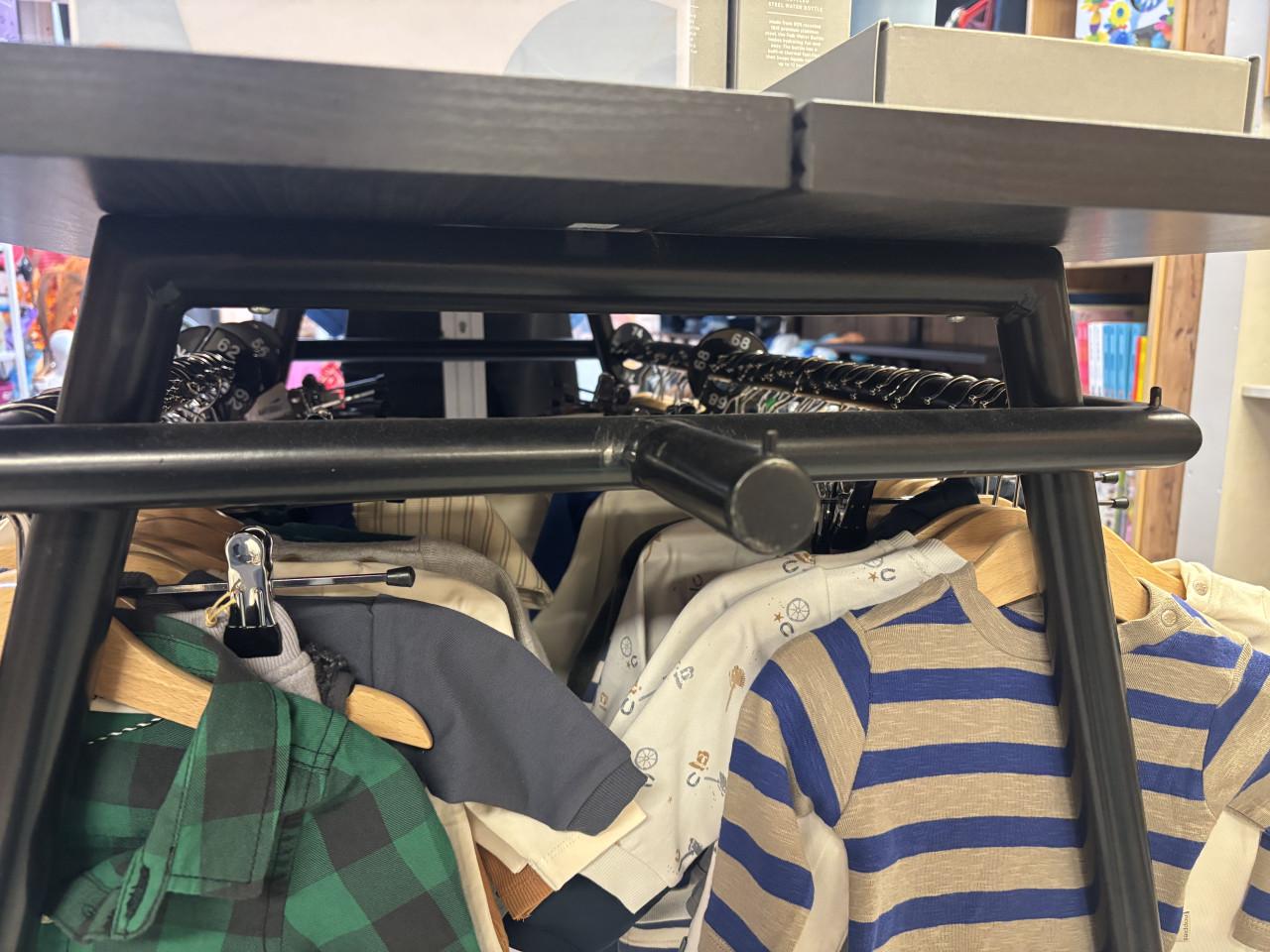 2x stevig kledingrek voor winkel