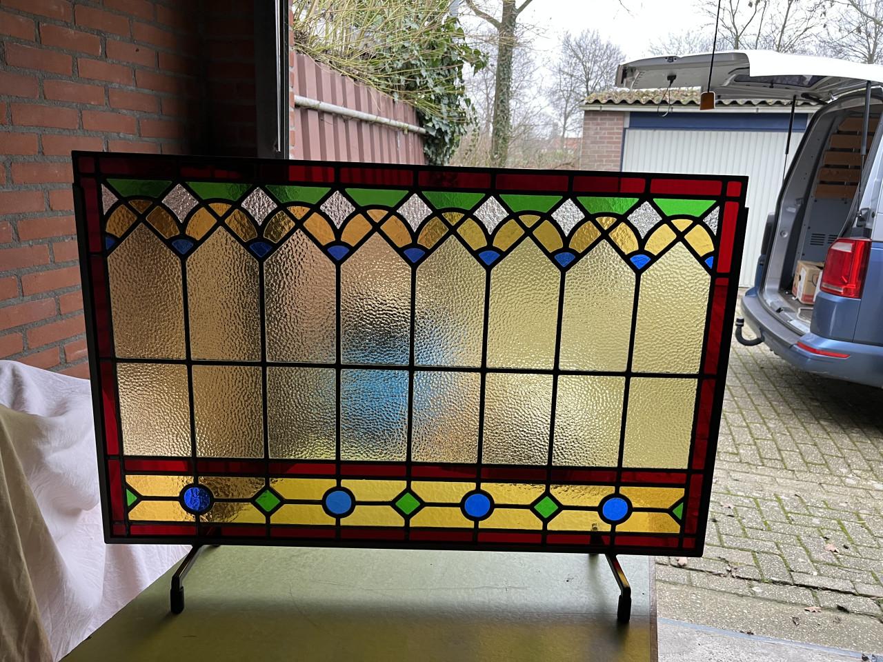 Glas in lood voorzetraam in gekleurd glas en metalen frame NIEUW