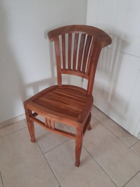 Leuke teak houten stoel (in goede staat )