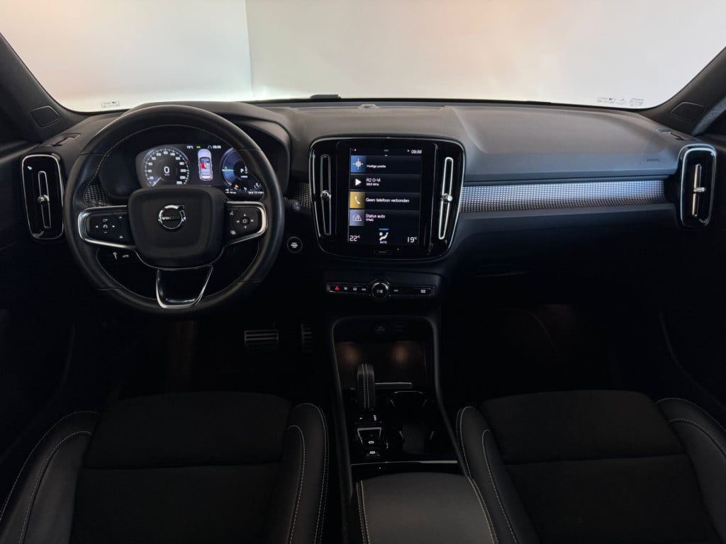Volvo XC40 1.5 t4 recharge r-design black edition