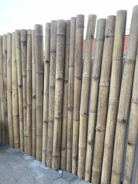 2 bamboepalen van 200 cm lang en 11 cm dik